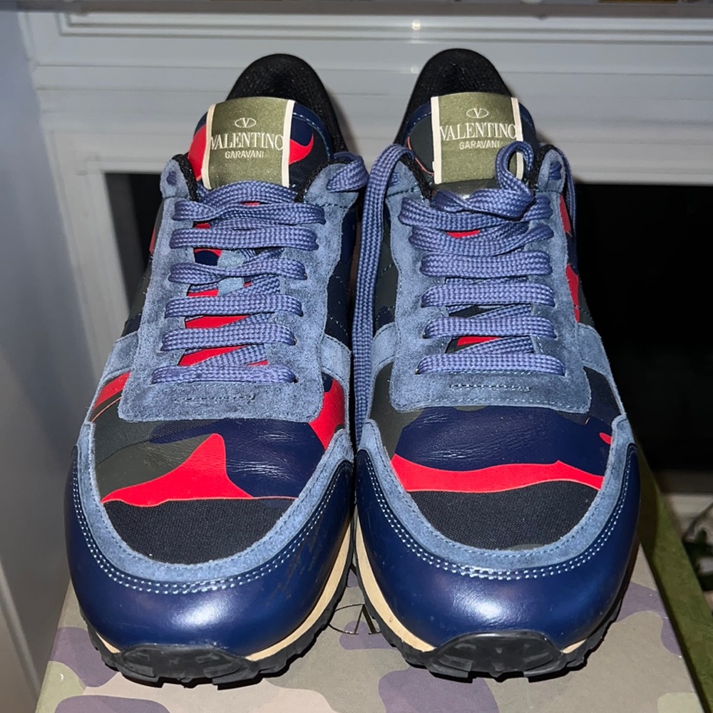 Selling a Valentino Garavani sneaker, size 9